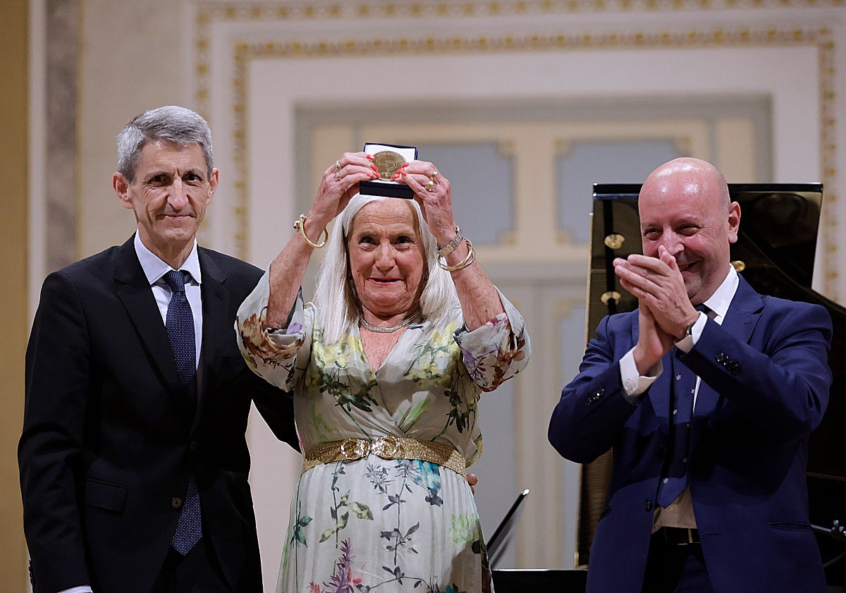 Imagen principal - Medallas del Ateneo para Consuelo Gámez, Manuel Bellido y María del Carmen García.