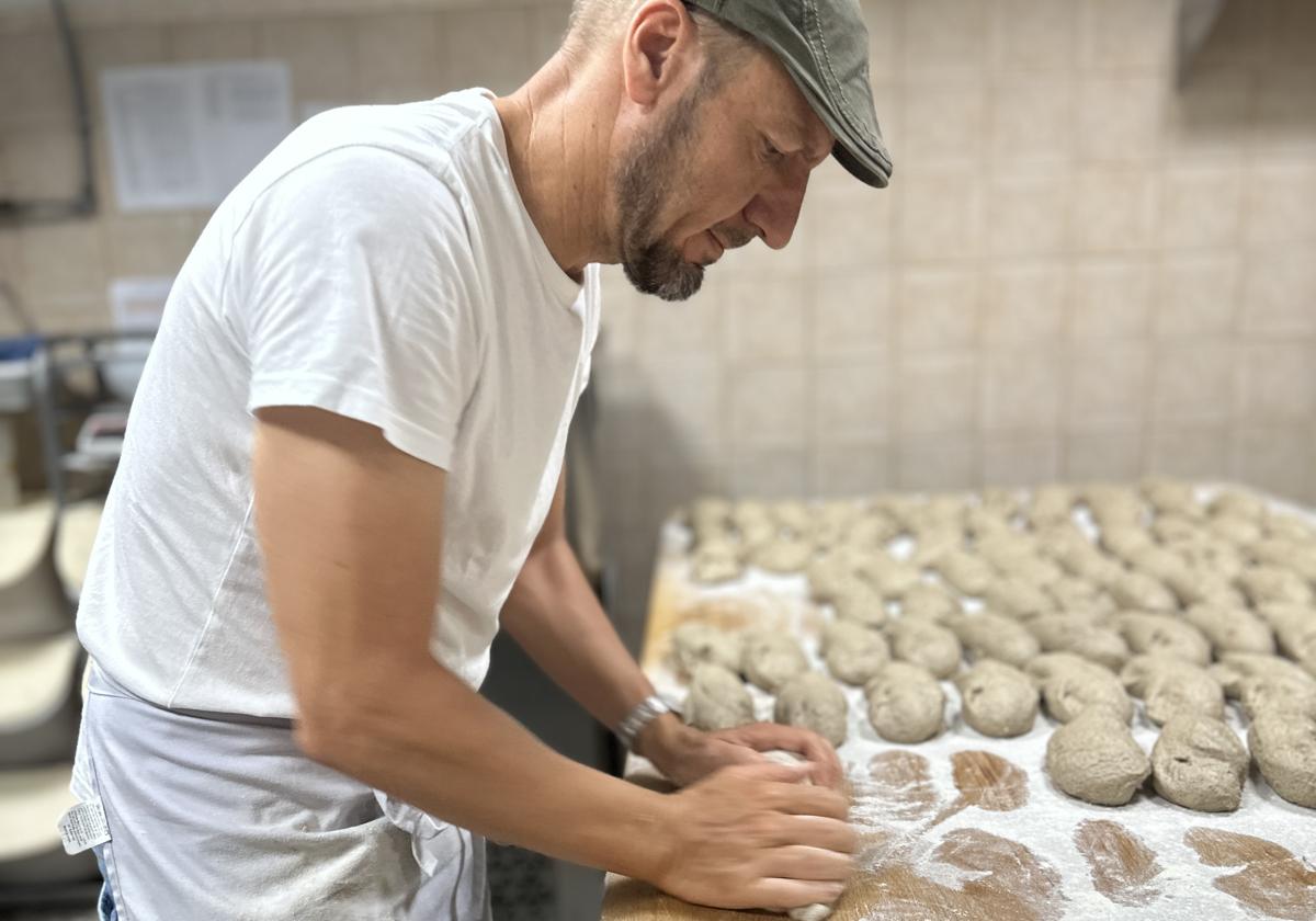 José Daniel Guijarro, el panadero que duplica su producción en verano