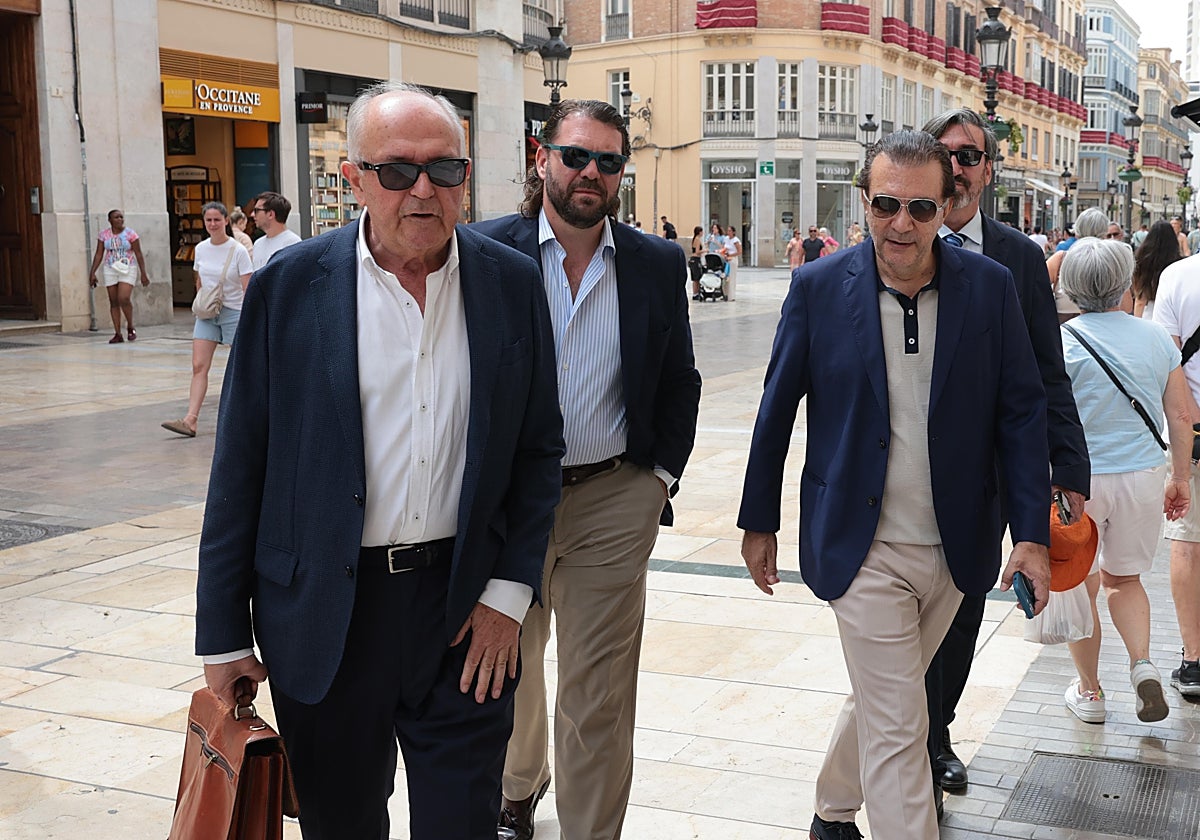 José Carlos Aguilera, Jamal Satli y otros dos abogados de BlueBay (detrás) entran en el edificio de Garrigues para la junta general ordinaria de NAS Spain.