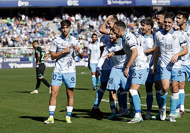 Larrubia se señala el escudo tras marcar ante el Atlético Baleares.