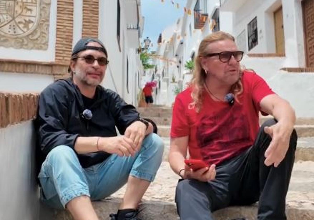 Sergio Llavín y Fernando Olvera, en una calle de Frigiliana.