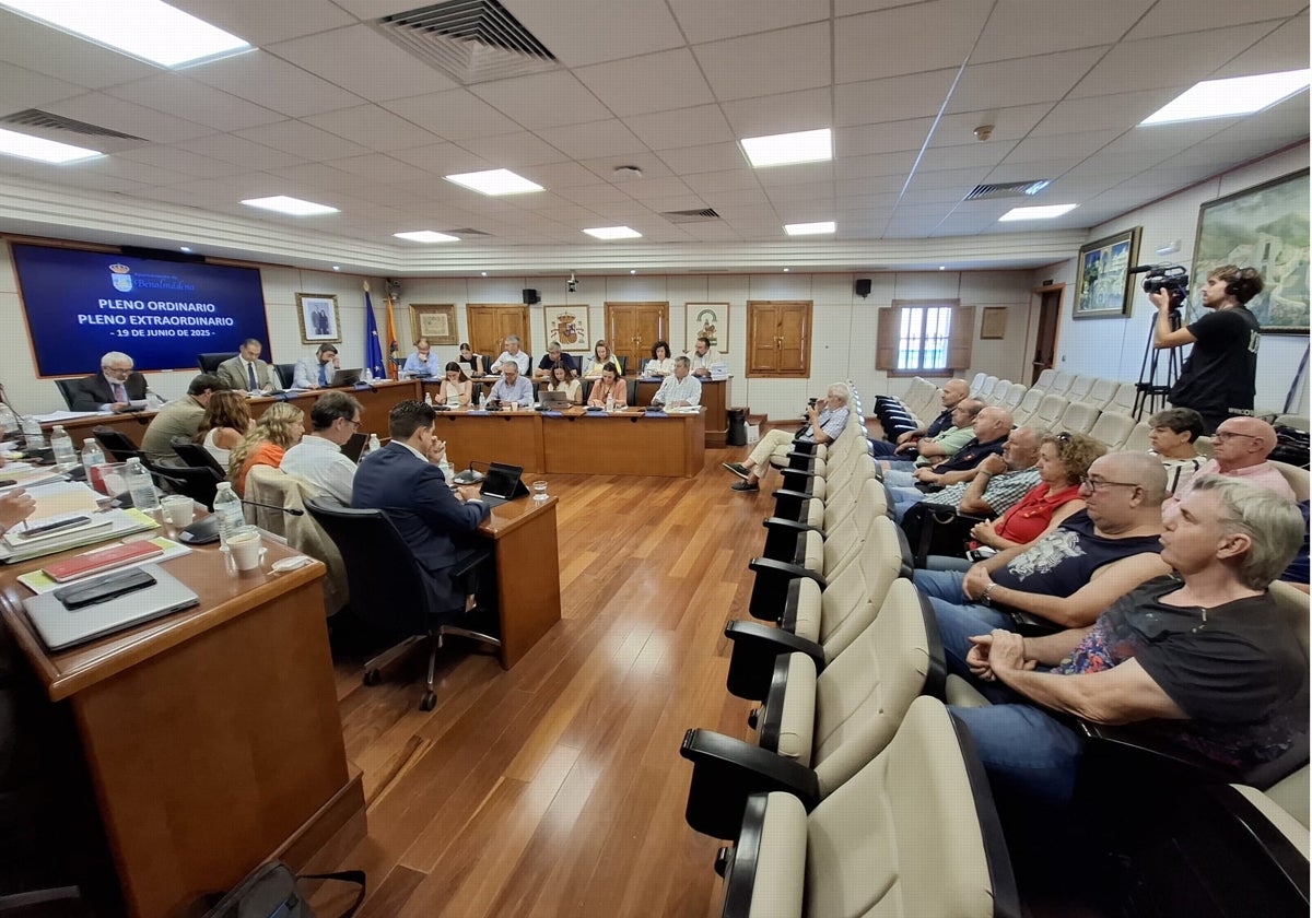 Pleno en el que se ha aprobado el acuerdo sobre Tívoli, con la presencia de los ex trabajadores del parque en la sala.