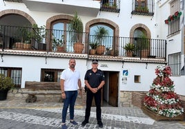 El alcalde canillero, Vicente Campos, y el oficial de la Policía Local, Diego Blancat, a las puertas del Ayuntamiento.