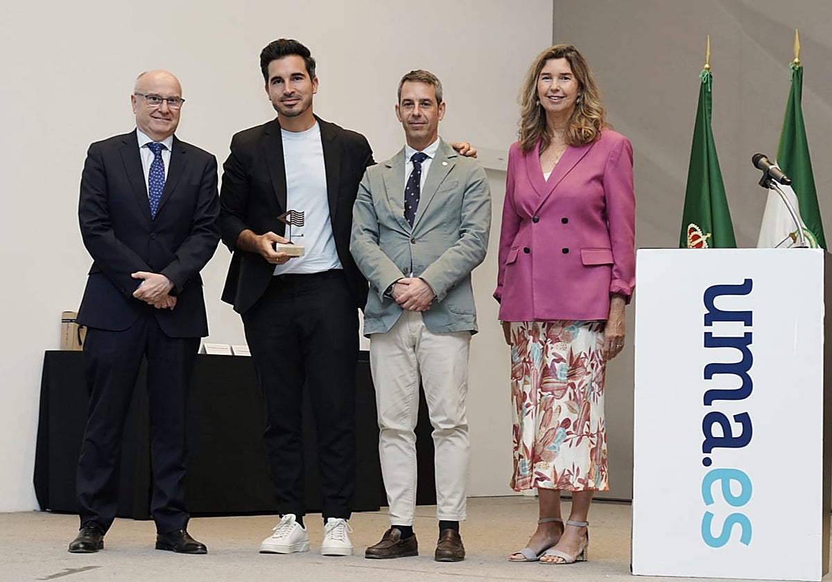 Javier Castillo, acompañado por Benjamín del Alcázar, Francisco Vila y Carmen Jabrino.