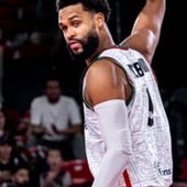 James Webb con la camiseta del Karsiyaka.