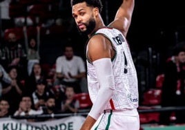 James Webb con la camiseta del Karsiyaka.