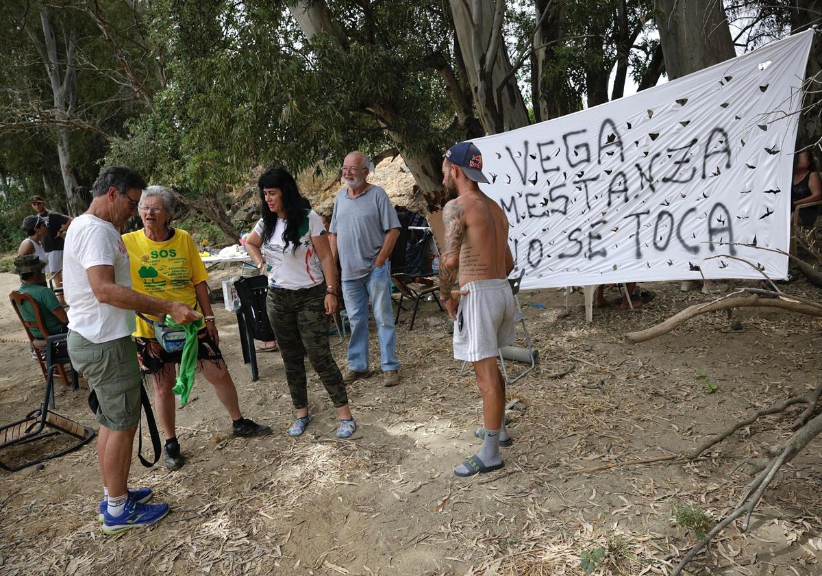 Imagen principal - Las empresas de la gran depuradora en la Vega de Mestanza paran las obras por amenazas a trabajadores y sus familias