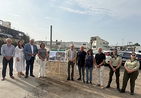 La consejera de Sostenibilidad y Medio Ambiente, el alcalde veleño y ediles, este jueves en la zona.