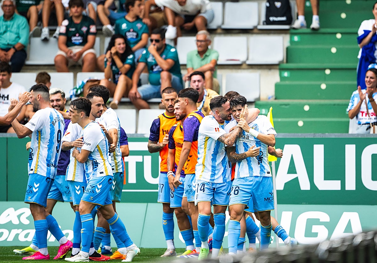 Los jugadores del Málaga celebran el gol de Antoñito en el primer partido de esta última temporada, en A Malata frente al Ferrol.