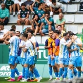 Los jugadores del Málaga celebran el gol de Antoñito en el primer partido de esta última temporada, en A Malata frente al Ferrol.