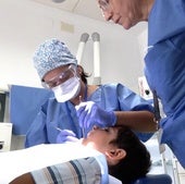 Dentistas atienden a un menor.