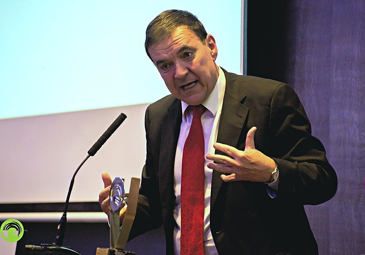 El periodista Pedro Luis Gómez, distinguido con la Cruz al Mérito Militar con distintivo blanco