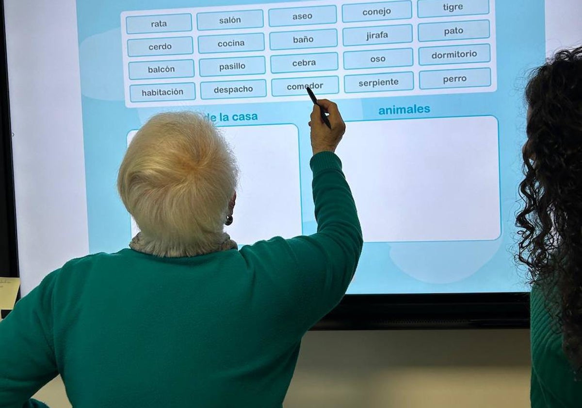 Abual ha desarrollado un taller para mejorar la calidad de vida de personas con demencia a través de aplicaciones y tecnología.