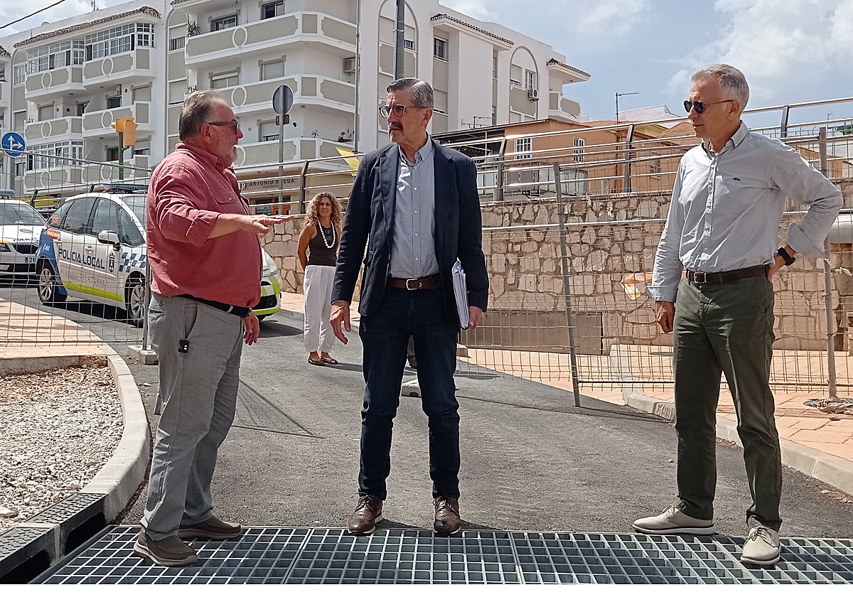 El alcalde, con el equipo del comisionado, en la avenida de España.
