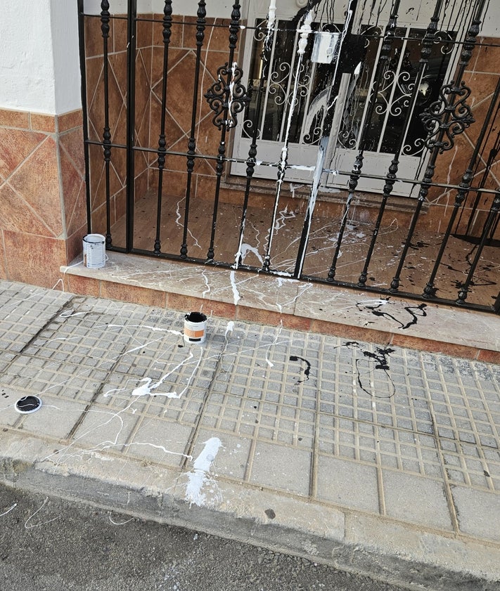 Imagen secundaria 2 - Pintadas contra Pedro Sánchez en la sede del PSOE de Alhaurín de la Torre: «La casa del ladrón»