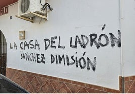 La fachada de la sede del PSOE en Alhaurín de la Torre ha amanecido con estas pintadas contra Sánchez.
