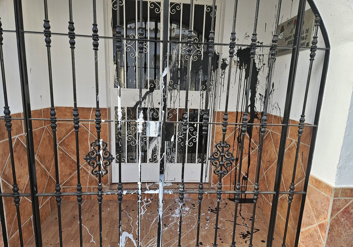 Imagen principal - Pintadas contra Pedro Sánchez en la sede del PSOE de Alhaurín de la Torre: «La casa del ladrón»