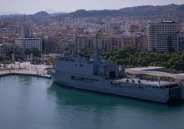 El buque Galicia, amarrado junto al Palmeral del puerto de Málaga.
