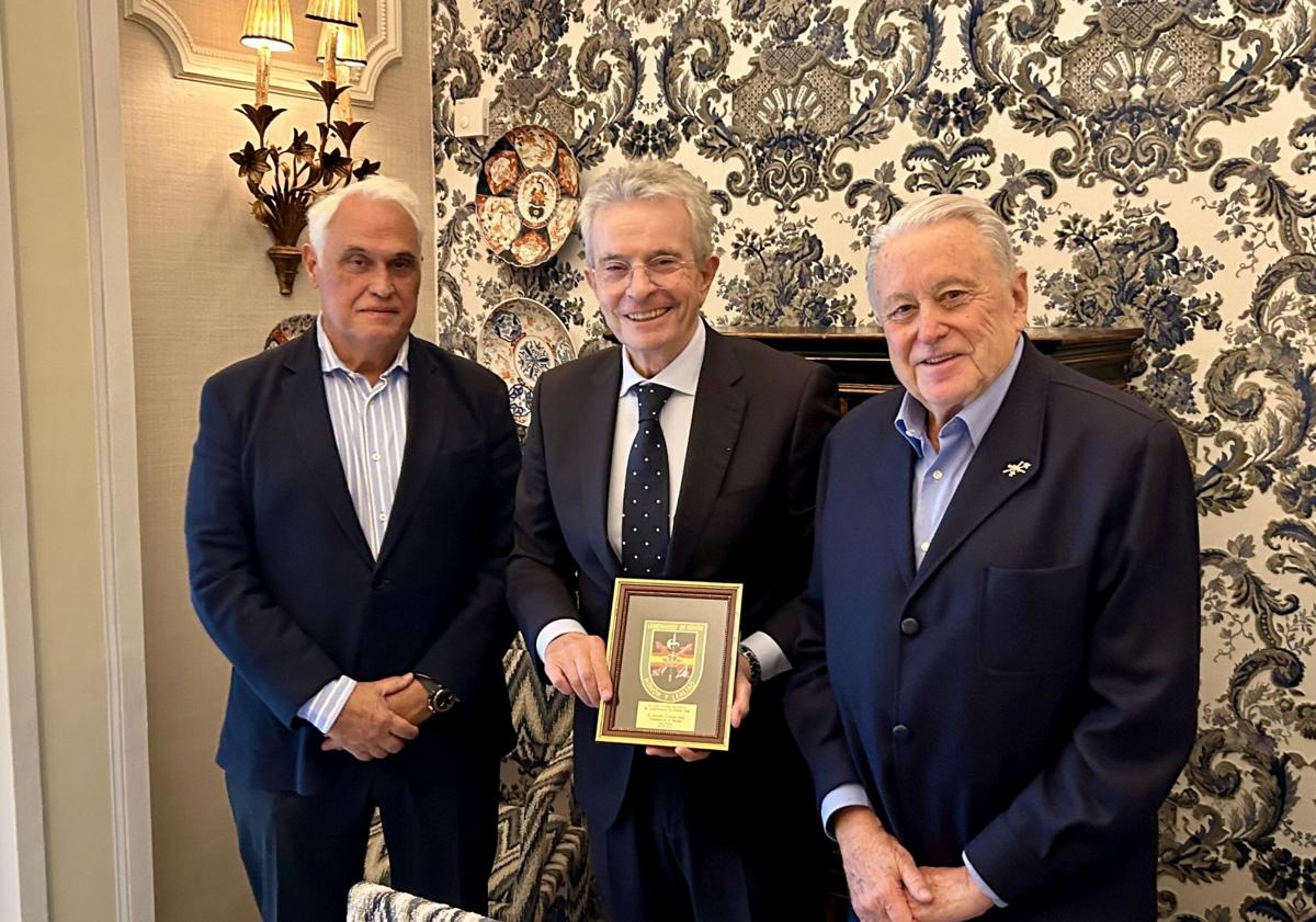 Imagen principal - Antonio Catalán, en el centro, con la distinción entregada por Verni y Mendiola en Madrid. Manel Esteller y Emilio Alba, en la terraza del AC. Altar del Hotel Querencia con motivo del Corpus de Sevilla