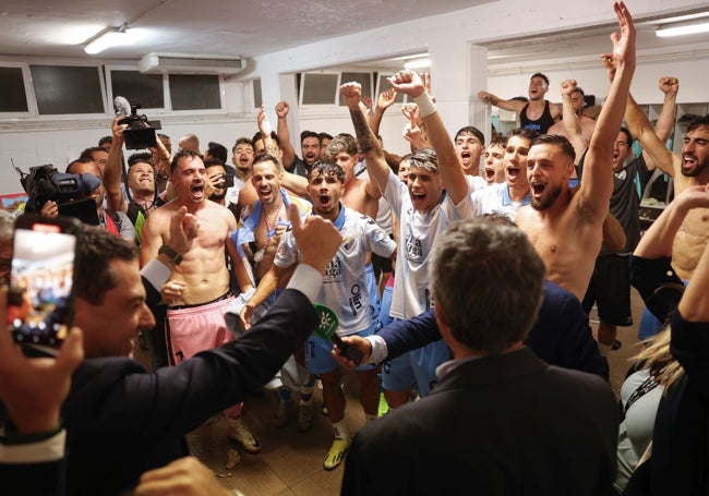 Antoñito y otros jugadores en el vestuario eufóricos.