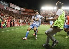 Antoñito acude a la banda en éxtasis después de su recordado gol en el Nou Estadi de Tarragona.