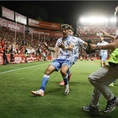Antoñito acude a la banda en éxtasis después de su recordado gol en el Nou Estadi de Tarragona.