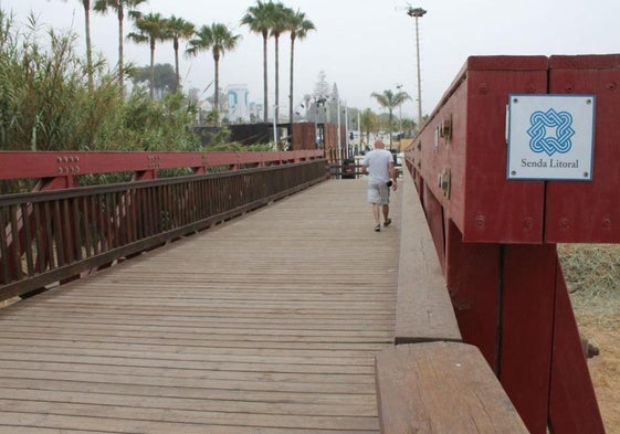 Los ocho tramos de la Senda Litoral de Málaga que te cautivarán: acantilados, dunas y puentes de madera