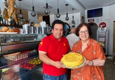 Alberto Márquez y su madre, Isabel Galán, con la famosa tortilla de patatas del Bar La Concha.