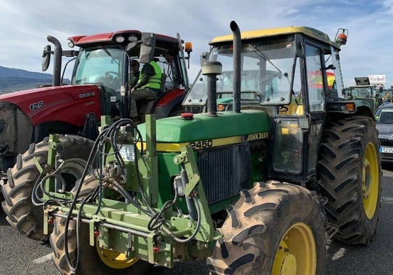 Muere un hombre de 72 años al volcar un tractor en Ronda