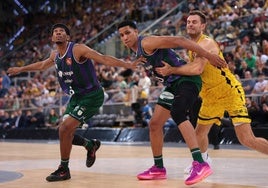 Kameron Taylor y Tyson Pérez,en un partido ante el Tenerife en la Copa.