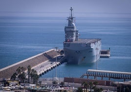 El Dixmude francés, amarrado en el muelle de Levante.