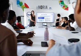 Nuria Pastor y Carolina Moreno, junto a los alumnos en una de las formaciones en el centro de innovación social La Noria.