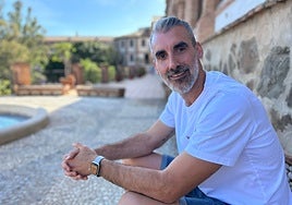 Chispi posa para este periódico en la Casa Diocesana.