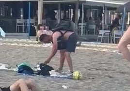 Vecinos acorralan a dos ladrones y recuperan los móviles que robaron a unos menores en la playa de Huelin