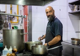 «Animal de cocina», como él mismo se define, el chef Benito Gómez aparece preparando una de las recetas que les han llevado a obtener dos estrellas Michelín.