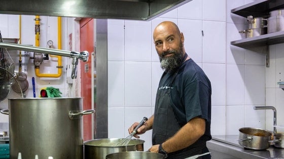 «Animal de cocina», como él mismo se define, el chef Benito Gómez aparece preparando una de las recetas que les han llevado a obtener dos estrellas Michelín.