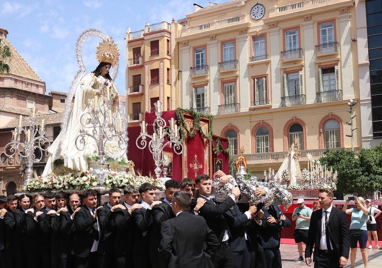Momento del encuentro entre las vírgenes de Fátima, Mercedes y Sagrario.
