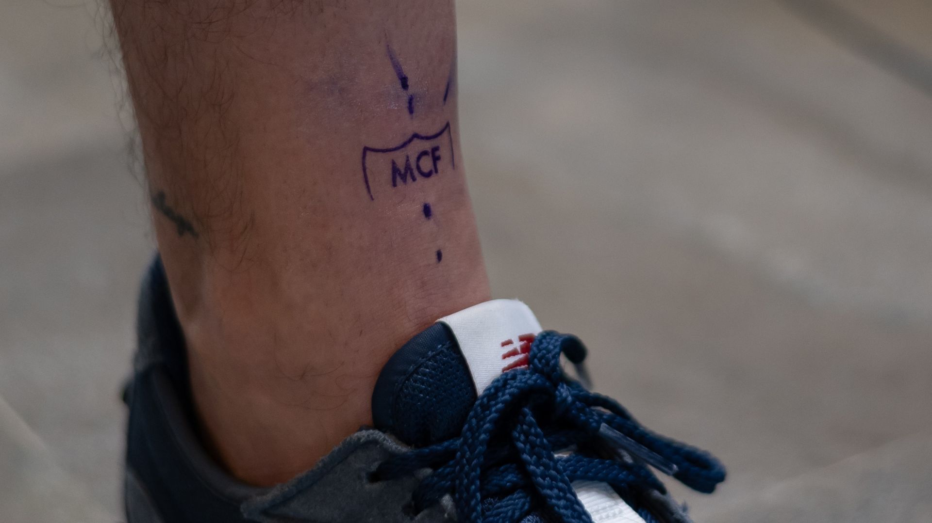 Un ascenso grabado en la piel: el Málaga organiza una sesión de tatuaje para 122 malaguistas