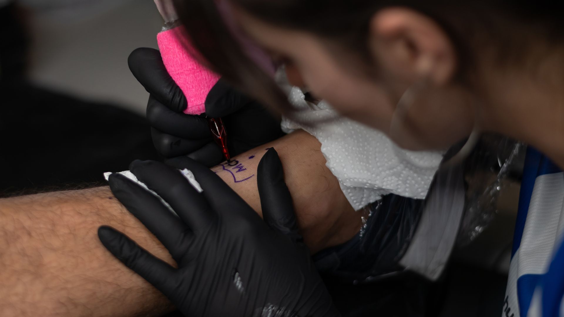 Un ascenso grabado en la piel: el Málaga organiza una sesión de tatuaje para 122 malaguistas
