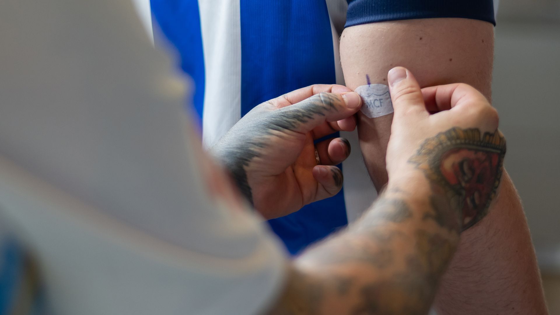 Un ascenso grabado en la piel: el Málaga organiza una sesión de tatuaje para 122 malaguistas