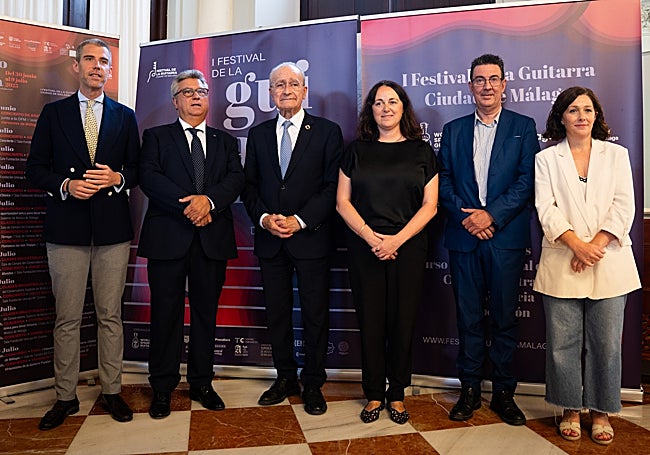 El director del festival, Javier García Moreno (segundo por la izquierda), junto al alcalde y fundaciones colaboradoras.
