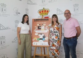 La delegada de Inclusión Social, Ruth Sarabia junto al alcalde de Cártama, Jorge Gallargo y la concejala de Juventud e Infancia, Beatriz Plaza.