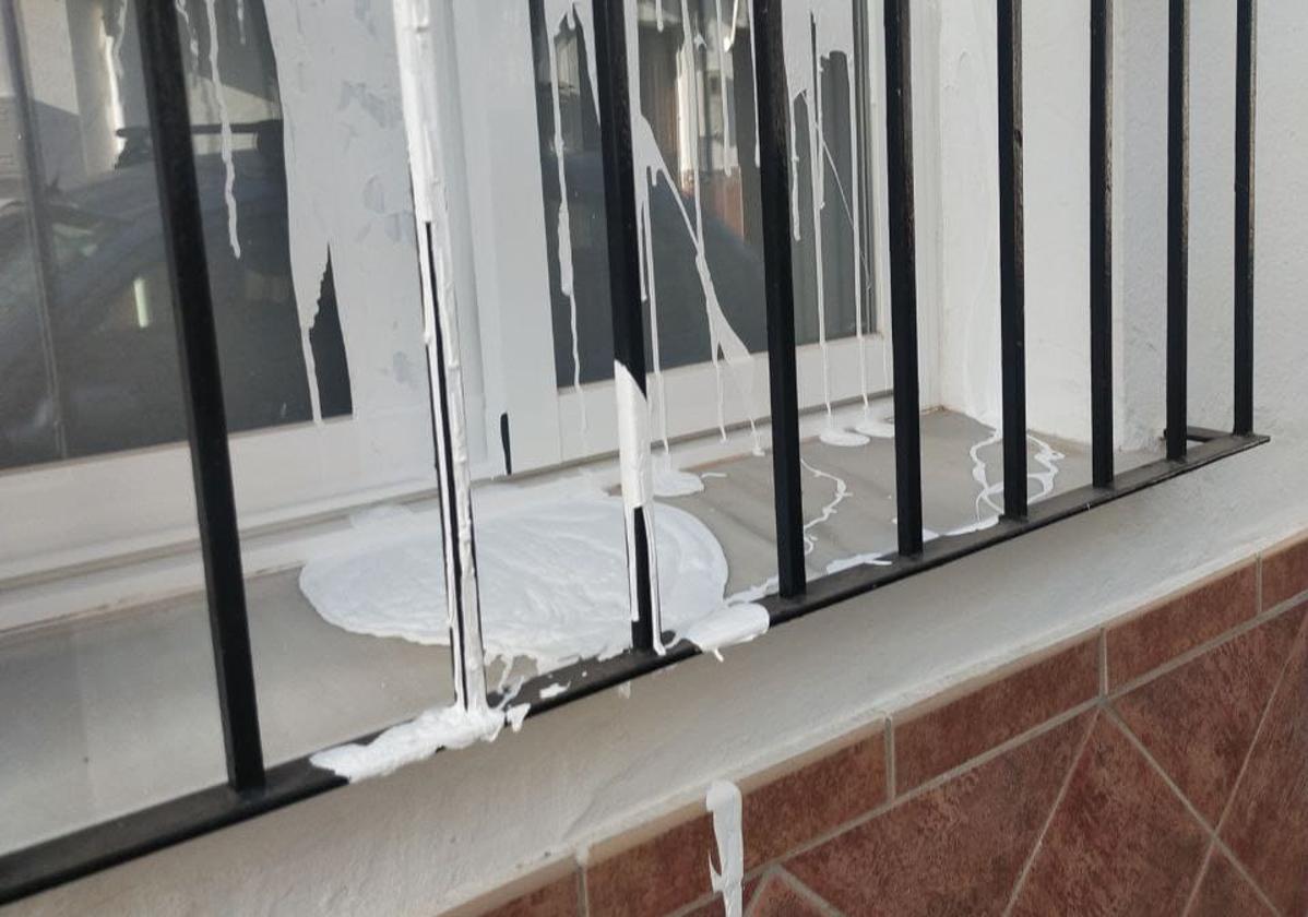 Pintura arrojada en las ventanas de la sede del PSOE de Alhaurín de la Torre.