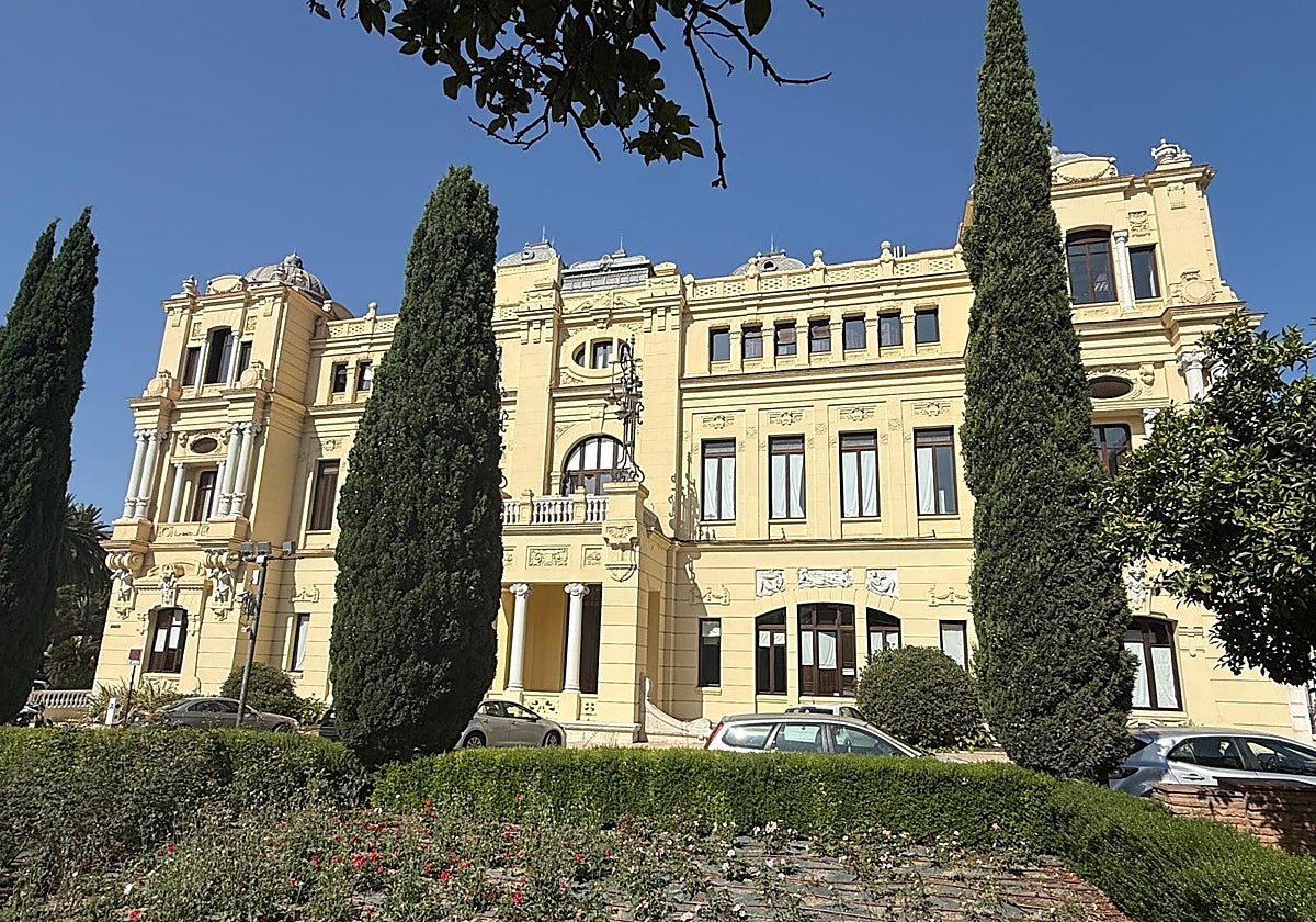 Una de las orientaciones elegidas de los vencejos, en los tambuchos de las pequeñas ventanas de la segunda planta de la Casona anidan.