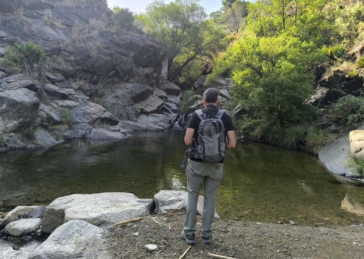 Imagen secundaria 1 - Vista del charco de las Viñas antes de bajar. Abajo, la poza y la cascada forman un binomio espectacular. Desgraciadamente, hay que lamentar algunas pintadas en las rocas.