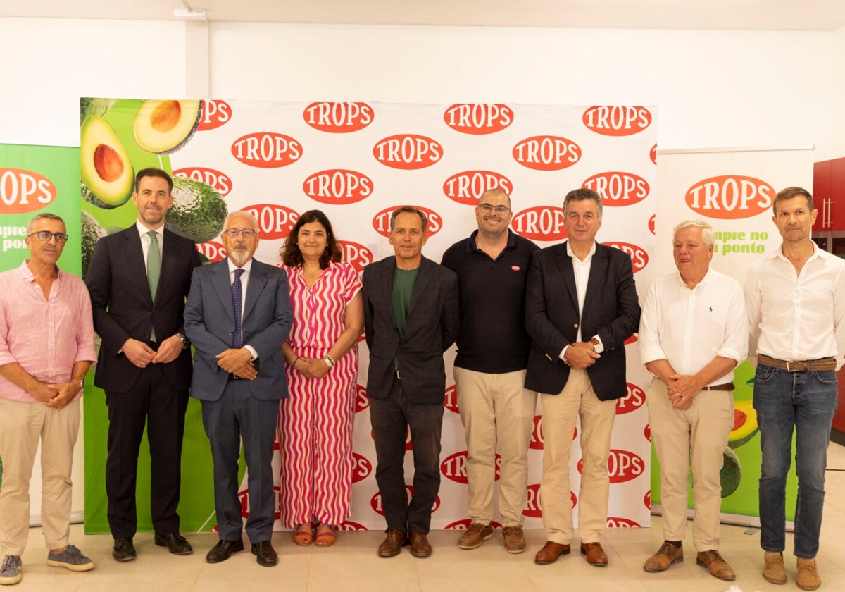 Responsables de la cooperativa veleña de subtropicales, en la inauguración de las instalaciones en Portugal.