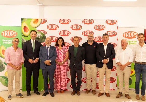 Responsables de la cooperativa veleña de subtropicales, en la inauguración de las instalaciones en Portugal.