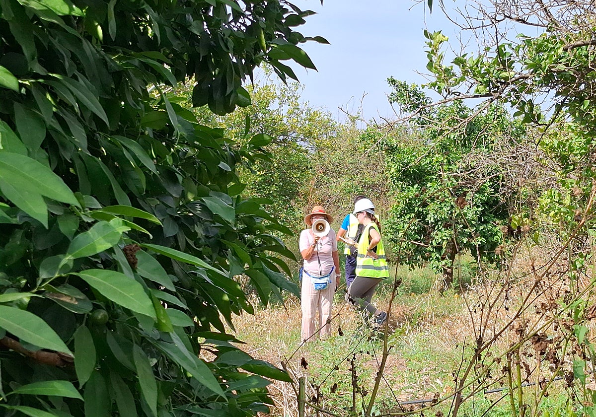 La portavoz de la plataforma en contra de la EDAR Norte, Mari Carmen Mestanza, megáfono en mano, junto a los técnicos encargados de la prospección en busca de fauna en las tierras de cultivo afectadas por las obras de la depuradora, el pasado 18 de junio.