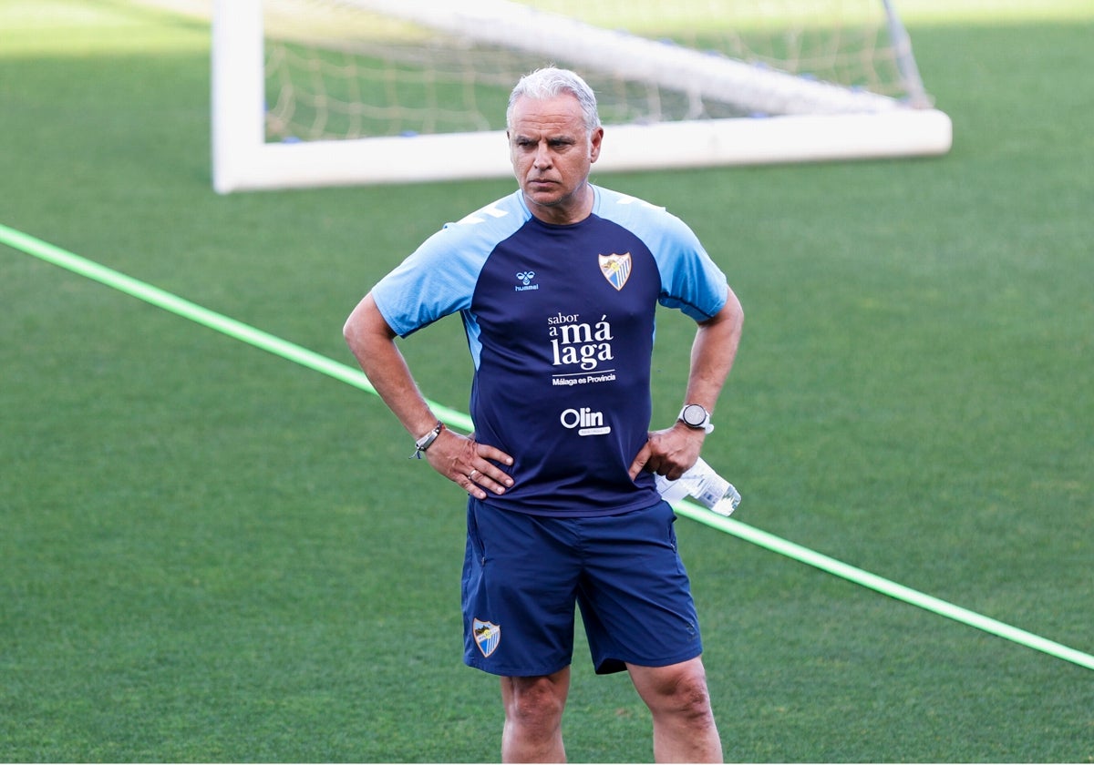 Sergio Pellicer observa un ejercicio de sus futbolistas, en el último entrenamiento de la temporada.