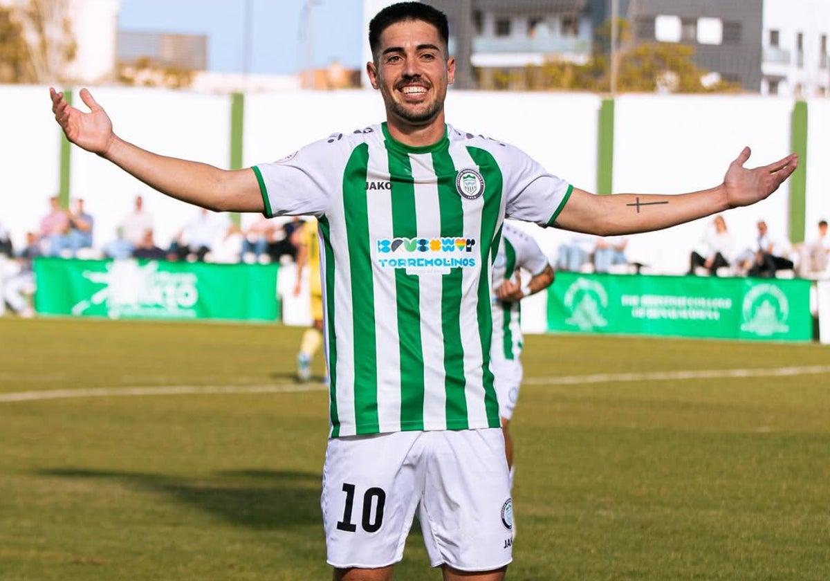 Fran Castillo celebra un gol con el Torremolinos en El Pozuelo.